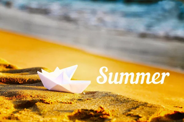 Dos barcos blancos de papel en la arena cerca del mar.Summer inscriptio —  Fotos de Stock