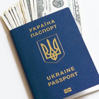 Beyaz bir arka plan üzerinde para ile Ukrayna'nın biyometrik pasaport.