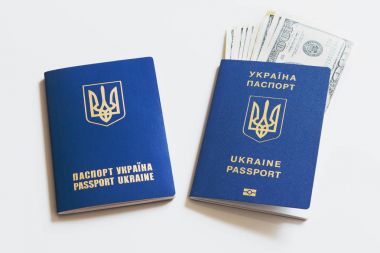 Beyaz bir arka plan üzerinde para ile Ukrayna'nın biyometrik pasaport.
