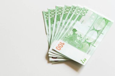 Beyaz arka plan üzerinde izole 100 euro banknot Close-Up.