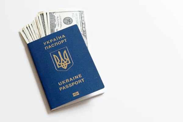 Βιομετρικών διαβατηρίων της Ουκρανίας με τους λογαριασμούς δολαρίων σε λευκό φόντο. — Φωτογραφία Αρχείου