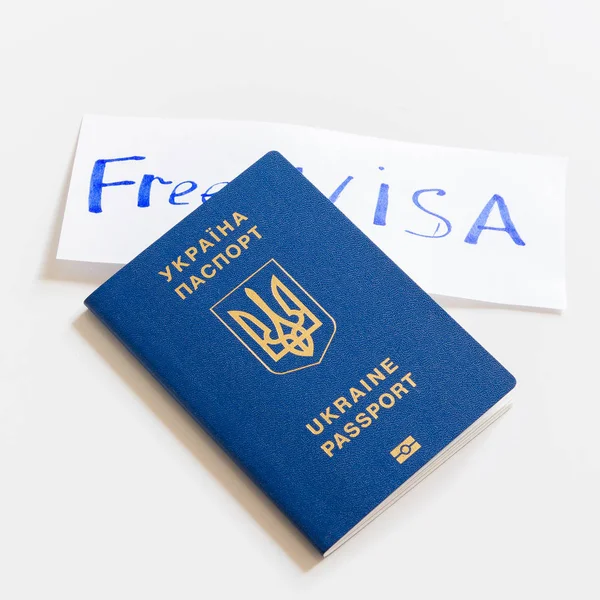 Passaporte biométrico ucraniano com a inscrição FREE VISA em um fundo branco . — Fotografia de Stock