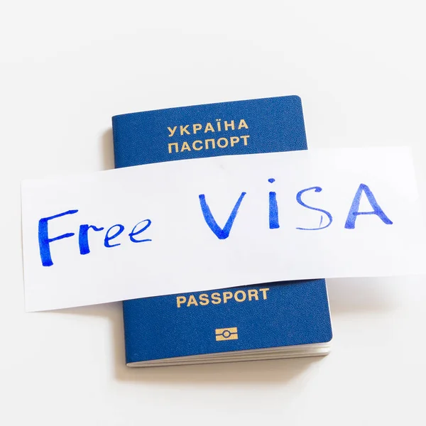 Ουκρανικά βιομετρικού διαβατηρίου με την επιγραφή δωρεάν Visa σε λευκό φόντο. — Φωτογραφία Αρχείου
