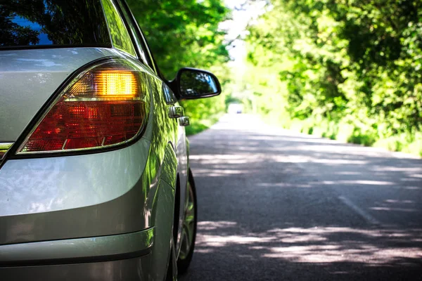 An image of a car trunk open waiting for help.A silver car stands on the side of the road — Stock Photo, Image