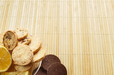 Hafif ahşap arka plan üzerinde limonlu kurabiye kurabiye.