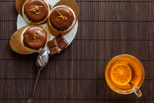 Koyu ahşap arka plan üzerinde çay pasta. Çikolata sır süzme peynir tatlısı
