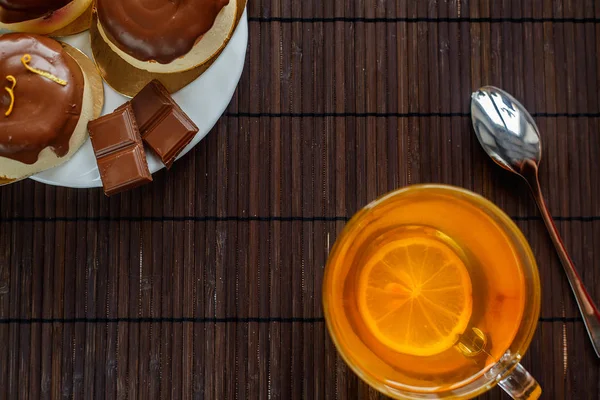 Koyu ahşap arka plan üzerinde çay pasta. Çikolata sır süzme peynir tatlısı