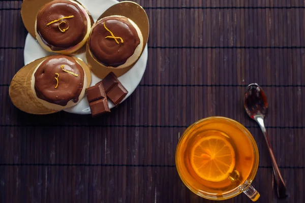 Koyu ahşap arka plan üzerinde çay pasta. Çikolata sır süzme peynir tatlısı