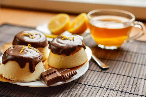 Koyu ahşap arka plan üzerinde çay pasta. Çikolata sır süzme peynir tatlısı