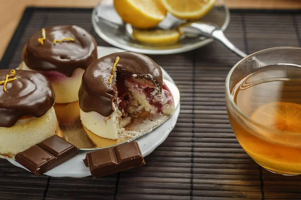 Koyu ahşap arka plan üzerinde çay pasta. Çikolata sır süzme peynir tatlısı