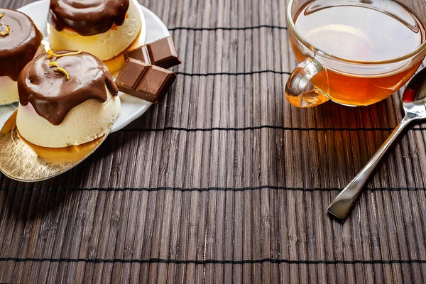 Koyu ahşap arka plan üzerinde çay pasta. Çikolata sır süzme peynir tatlısı