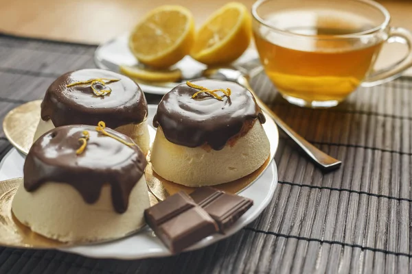 Koyu ahşap arka plan üzerinde çay pasta. Çikolata sır süzme peynir tatlısı