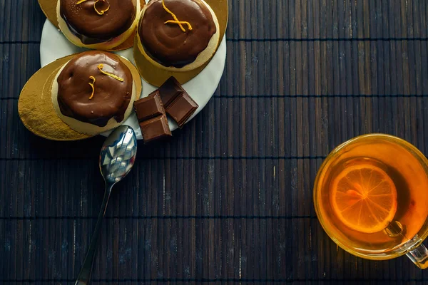 Koyu ahşap arka plan üzerinde çay pasta. Çikolata sır süzme peynir tatlısı