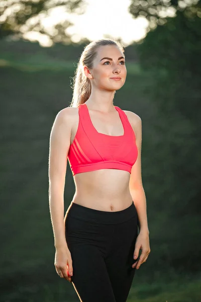 Stile di vita sportivo sano. Giovane donna atletica in abito sportivo facendo esercizio fisico. Fitness donna . — Foto Stock
