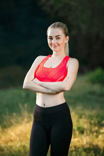EALTHY sport livsstil. Atletisk ung kvinna i Sport klänning gör fitness motion. Fitness kvinna. — Stockfoto