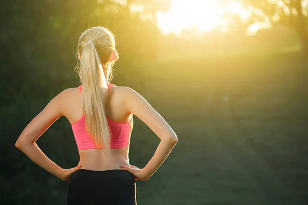 Estilo de vida deportivo ealthy. Mujer joven atlética en vestido deportivo haciendo ejercicio físico. Mujer fitness . — Foto de Stock