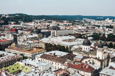 Lviv tarihi merkezi bir görünüm yukarıdan. Eski şehrin çatıları... Lviv, Ukrayna çatılar