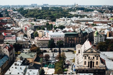 Lviv tarihi merkezi bir görünüm yukarıdan. Eski şehrin çatıları... Lviv, Ukrayna çatılar