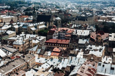Lviv tarihi merkezi bir görünüm yukarıdan. Eski şehrin çatıları... Lviv, Ukrayna çatılar