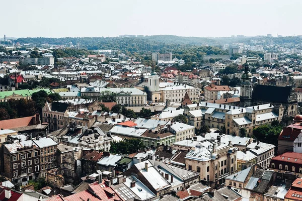 Lviv tarihi merkezi bir görünüm yukarıdan. Eski şehrin çatıları... Lviv, Ukrayna çatılar