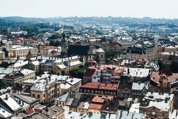 Lviv tarihi merkezi bir görünüm yukarıdan. Eski şehrin çatıları... Lviv, Ukrayna çatılar