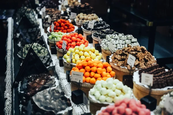 Fabrika mağaza vitrin çikolata truffles, şeker ve tatlılar deposu.