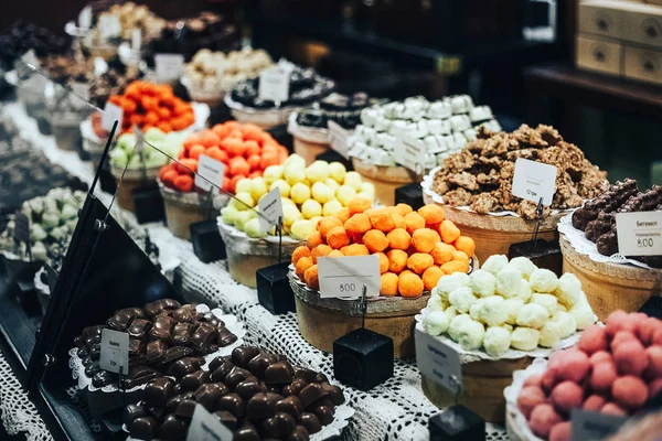 Fabrika mağaza vitrin çikolata truffles, şeker ve tatlılar deposu.