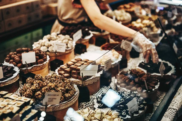 Fabrika mağaza vitrin çikolata truffles, şeker ve tatlılar deposu.