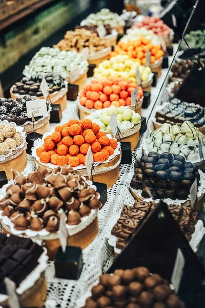Fabrika mağaza vitrin çikolata truffles, şeker ve tatlılar deposu.
