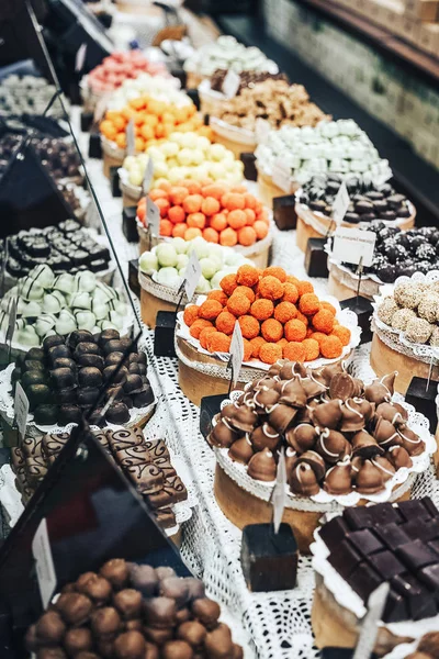 Fabrika mağaza vitrin çikolata truffles, şeker ve tatlılar deposu.