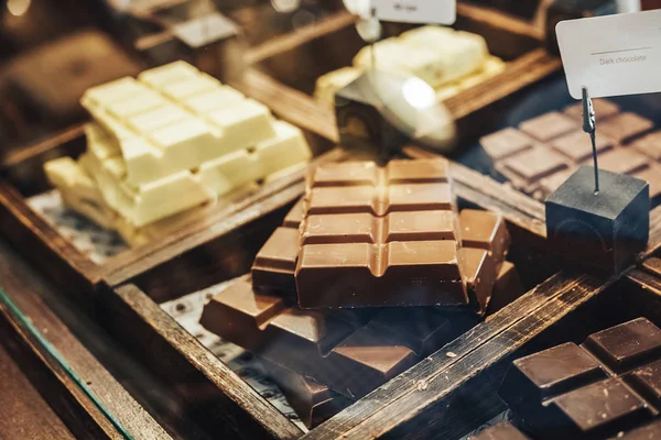 Čokoládové pralinky, bonbony a cukrovinky obchod na předváděčce v factory store. — Stock fotografie