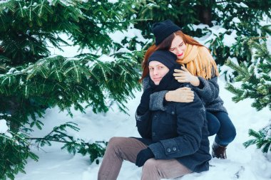 Çift birlikte karlı ormanda yürüyüş gülümseyen