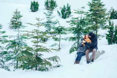 Çift birlikte karlı ormanda yürüyüş gülümseyen