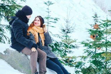 Çift birlikte karlı ormanda yürüyüş gülümseyen