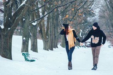 Çift birlikte karlı ormanda yürüyüş gülümseyen