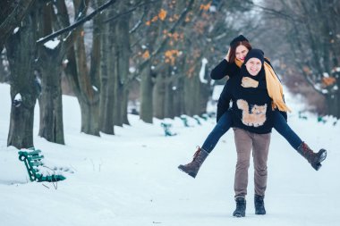 Çift birlikte karlı ormanda yürüyüş gülümseyen