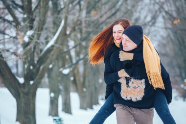 Çift birlikte karlı ormanda yürüyüş gülümseyen
