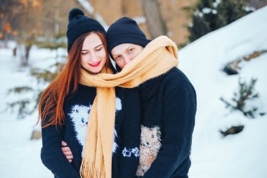 Çift birlikte karlı ormanda yürüyüş gülümseyen