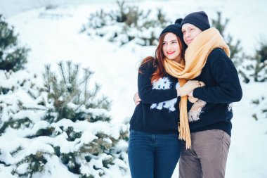 Çift birlikte karlı ormanda yürüyüş gülümseyen