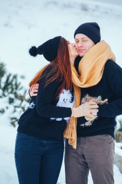 Çift birlikte karlı ormanda yürüyüş gülümseyen