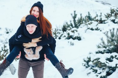 Çift birlikte karlı ormanda yürüyüş gülümseyen