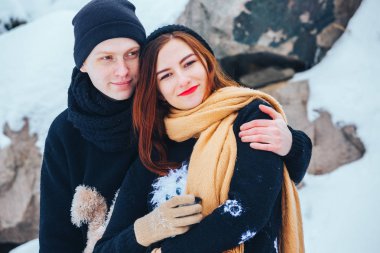 Genç çift termos içinde kış orman sıcak çay dökülen