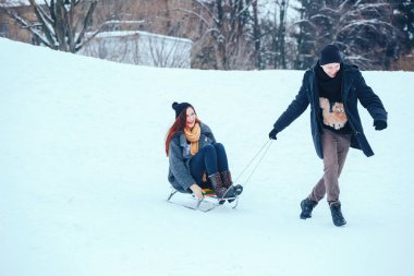 bir kış tatil zevk ve karlı kış gününde eğleniyor aşık genç Çift.