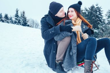 bir kış tatil zevk ve karlı kış gününde eğleniyor aşık genç Çift.