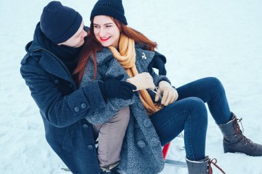 bir kış tatil zevk ve karlı kış gününde eğleniyor aşık genç Çift.