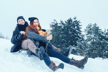 bir kış tatil zevk ve karlı kış gününde eğleniyor aşık genç Çift.