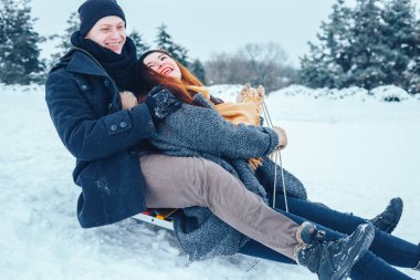 bir kış tatil zevk ve karlı kış gününde eğleniyor aşık genç Çift.