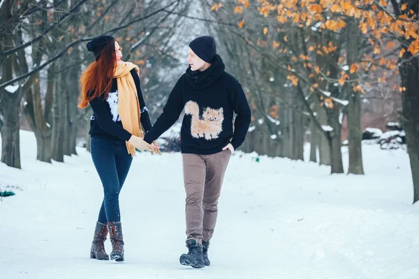 Sorrindo casal andando em bosques nevados juntos — Fotografia de Stock