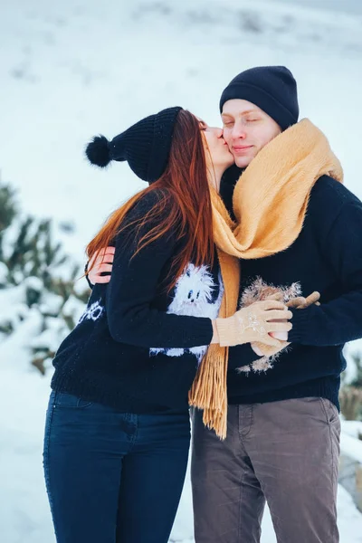 Çift birlikte karlı ormanda yürüyüş gülümseyen