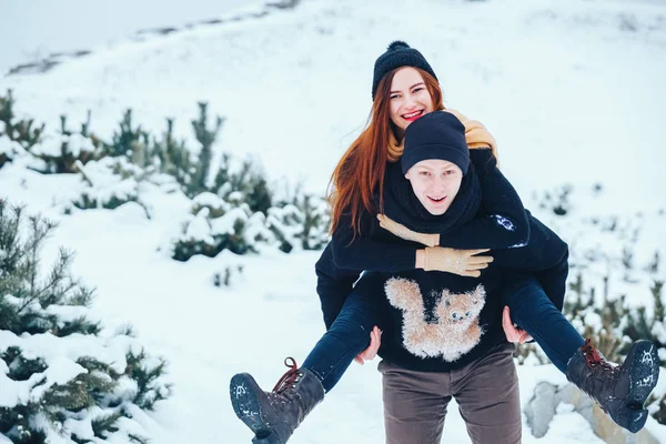 Çift birlikte karlı ormanda yürüyüş gülümseyen